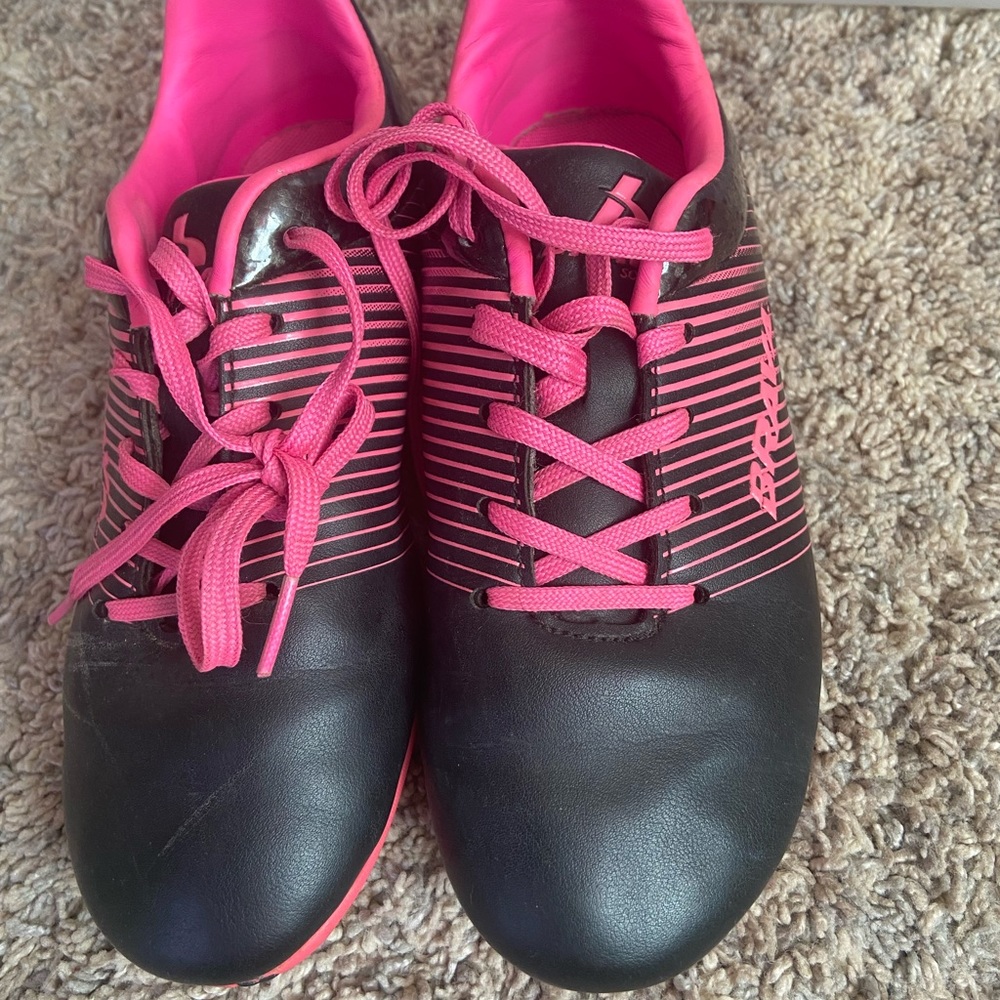 Soccer cleats for girls - Picture 1 of 4